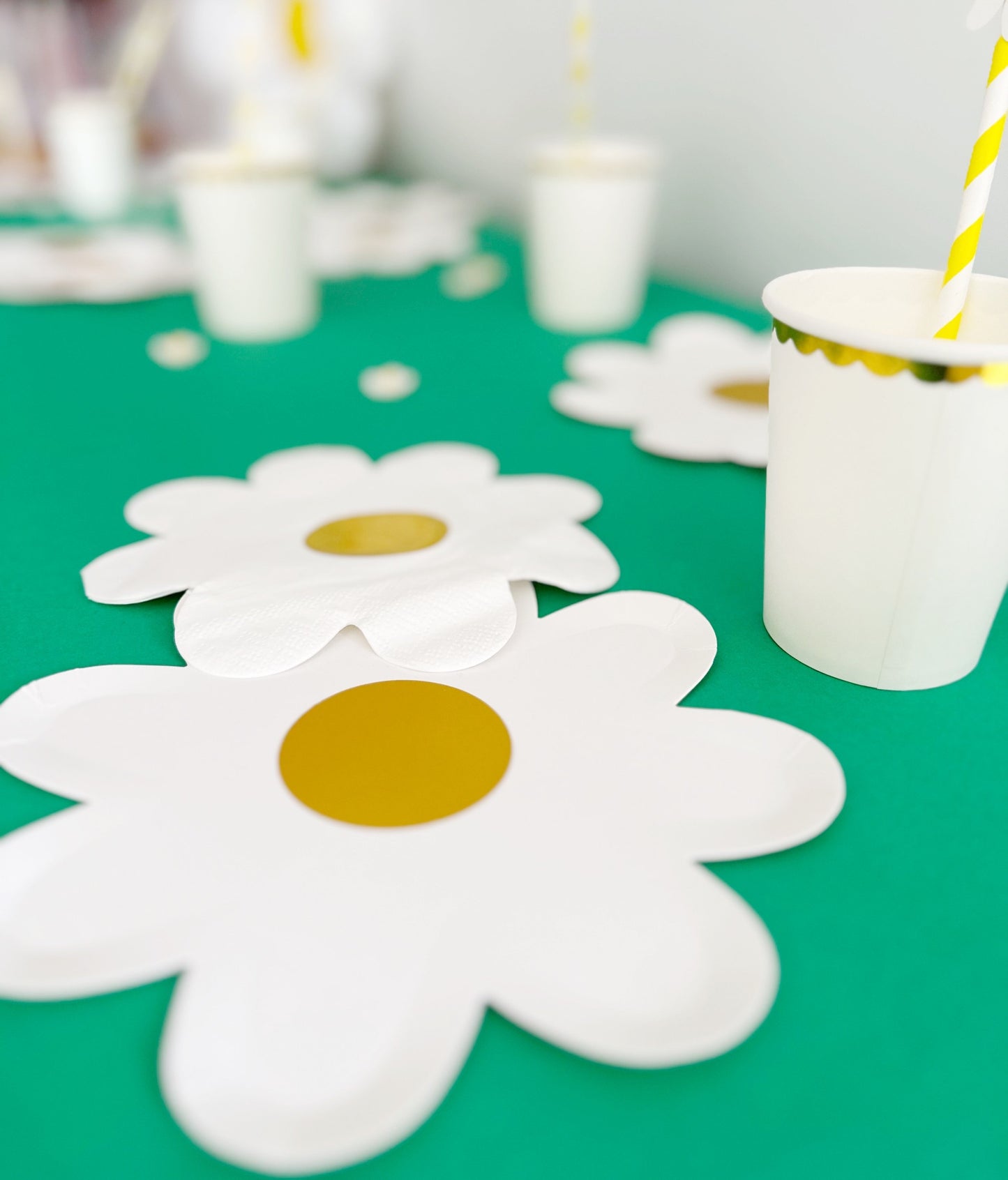 Daisy shaped gold foil party paper plates
