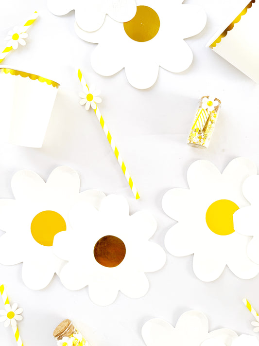 Daisy shaped disposable party tableware