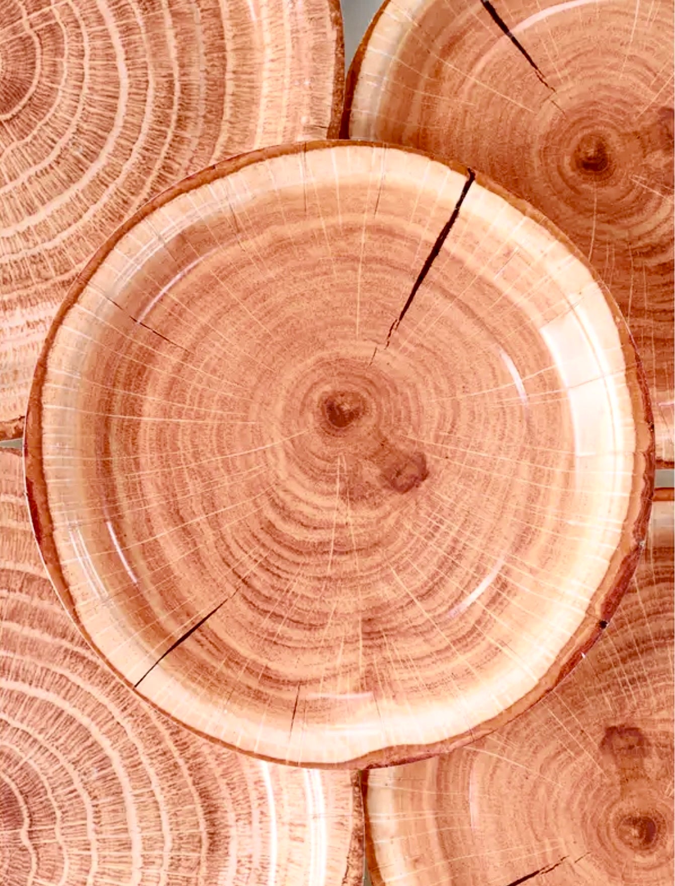 Wood-effect paper plates 